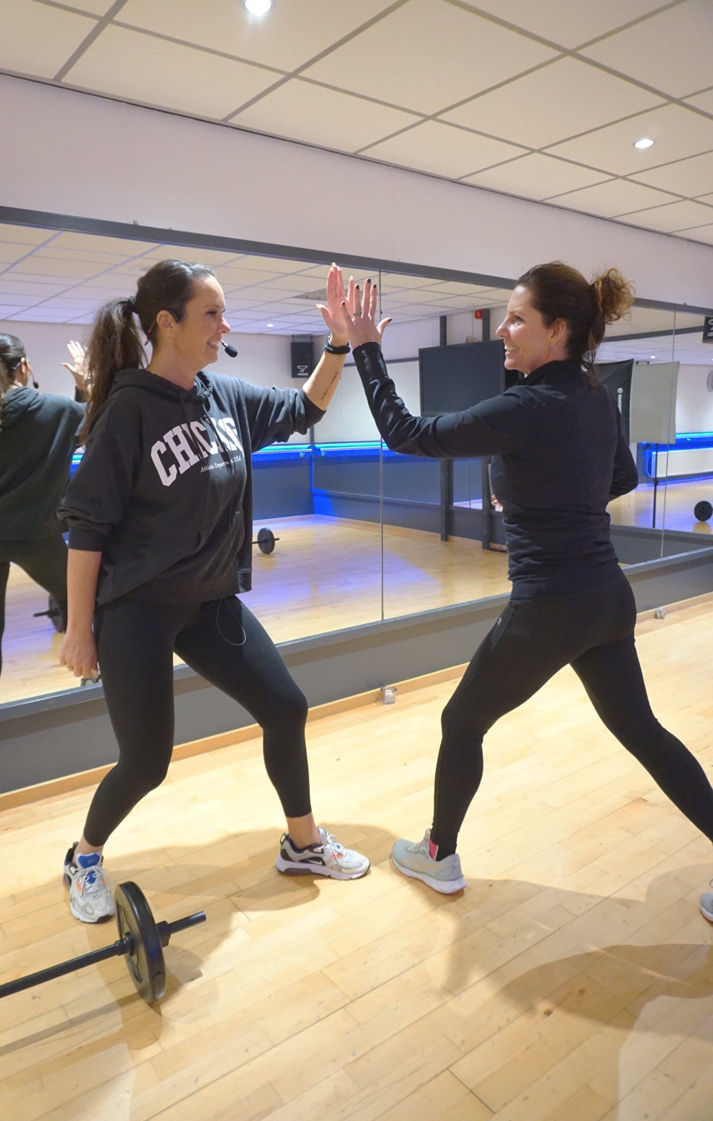 Beeld van een levendig interactiemoment tussen een trainer en sporter